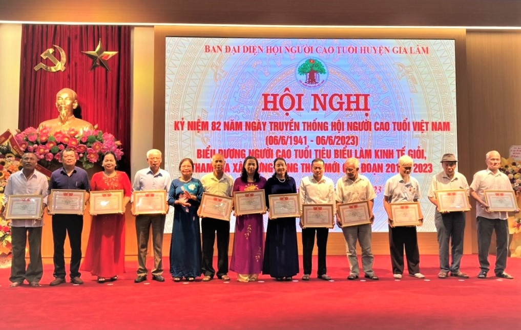 Làm kinh tế để nêu gương cho con cháu