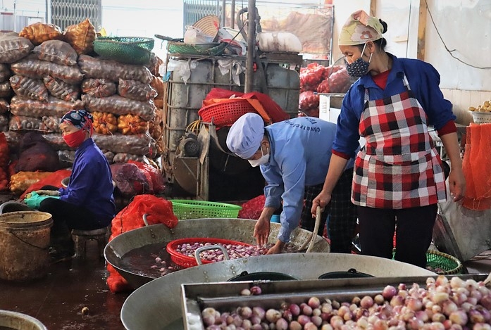 Cơ sở chế biến hành tỏi khô ở thôn Thuận Quang, xã Dương Xá, huyện Gia Lâm tạo việc làm cho nhiều lao động