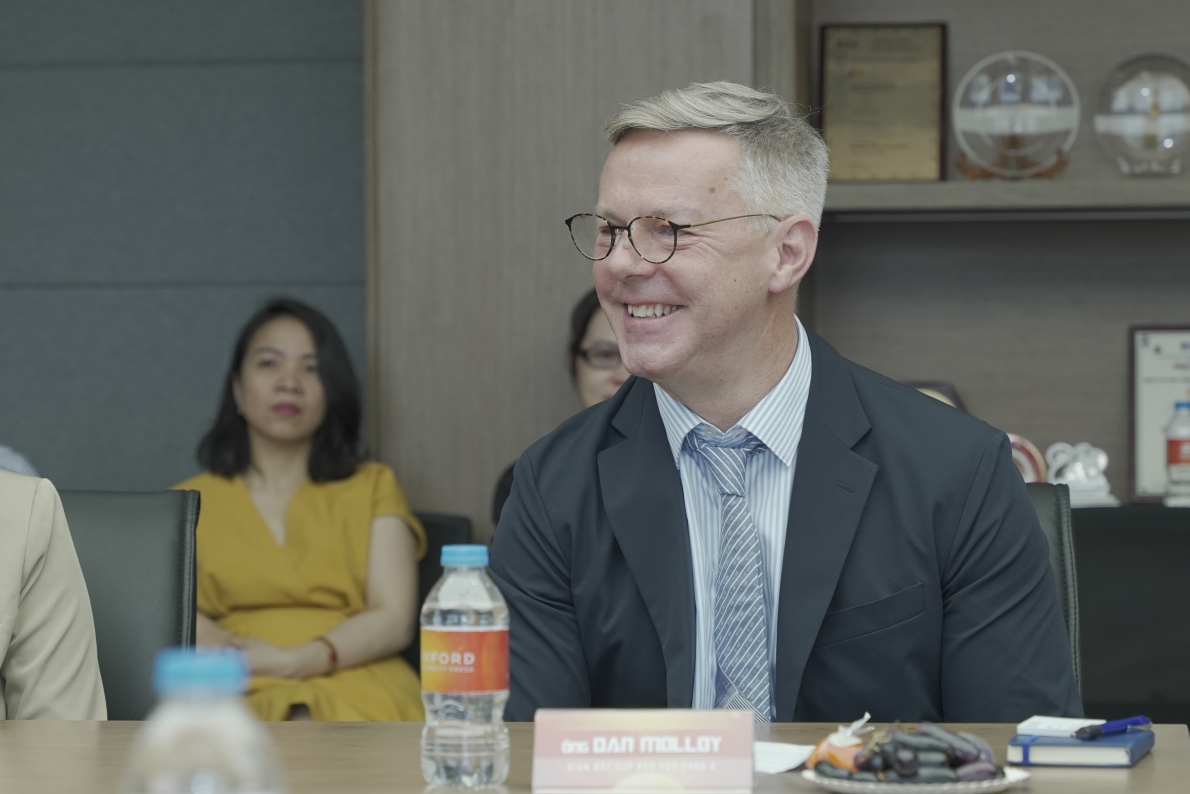 Ông Dan Molloy đánh giá cao về chương trình hợp tác giữa OUP và FPT Schools.