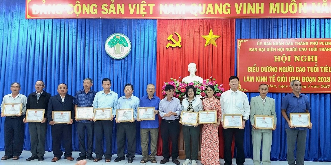 Trao Giấy khen của Chủ tịch UBND TP Pleiku cho 12 cá nhân tiêu biểu làm kinh tế giỏi giai đoạn 2018 - 2023.