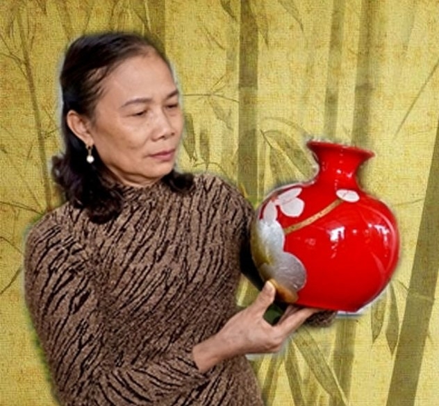 Bà Nguyễn Thị Hồi với sản phẩm sơn mài Hạ Thái