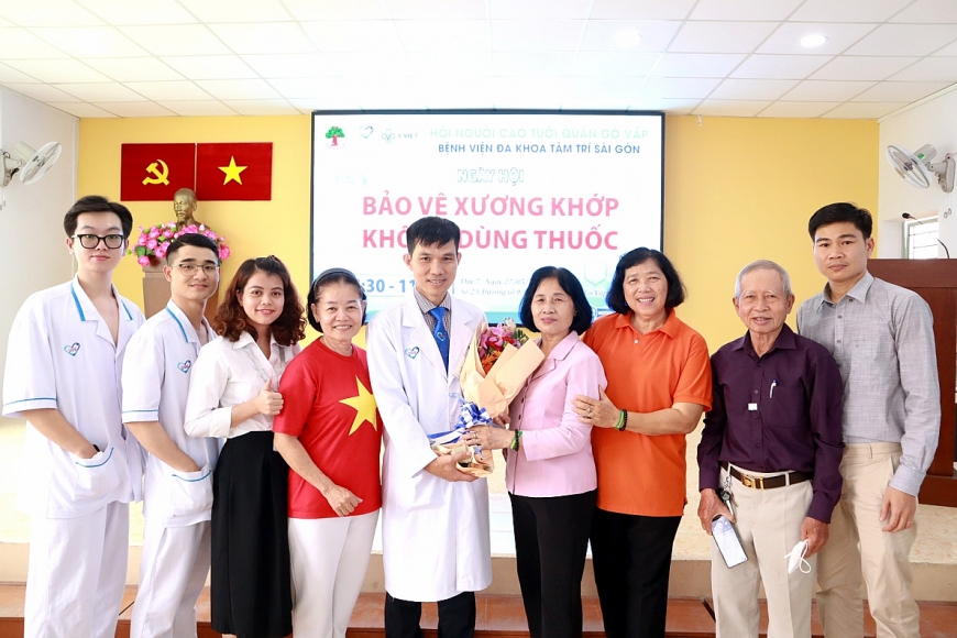 Khám sức khỏe xương khớp miễn phí cho cán bộ, hội viên người cao tuổi