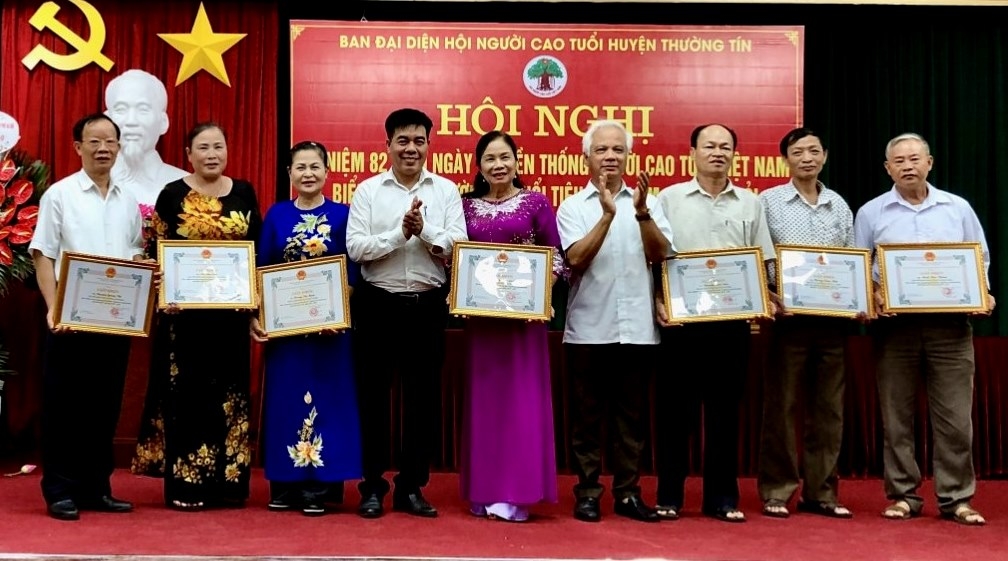 UBND huyện Thường Tín tặng Giấy khen vinh danh NCT làm kinh tế giỏi giai đoạn 2018-2023