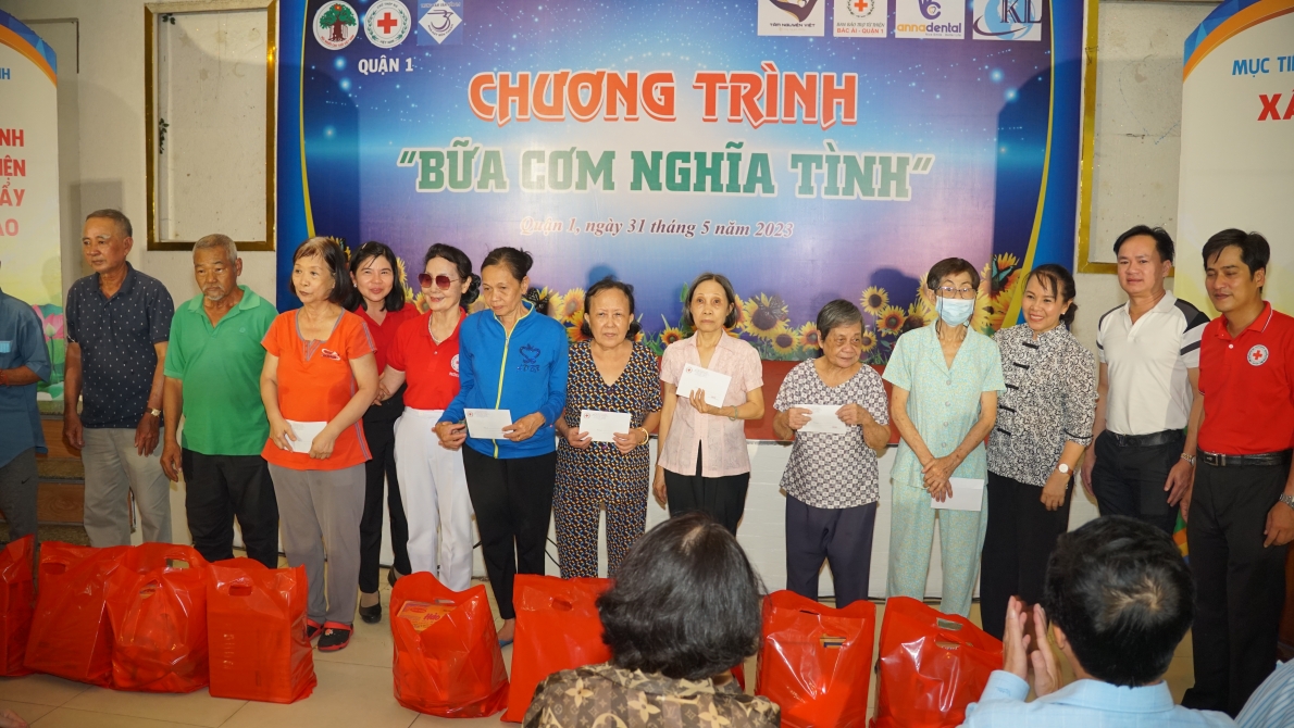 Người cao tuổi ấm áp với “Bữa cơm nghĩa tình”