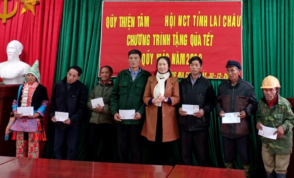 Tặng quà NCT hoàn cảnh khó khăn tỉnh Lai Châu