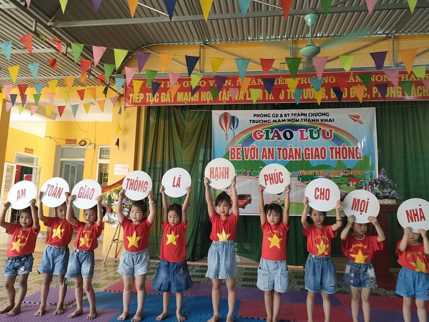 Giao lưu bé với An toàn giao thông tại Trường Mầm non xã Thanh Khai.