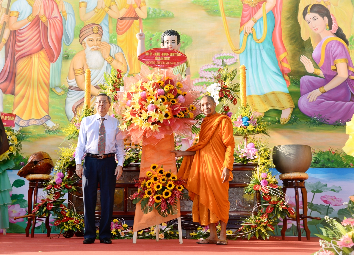 Phát huy tinh thần đạo Phật, chia sẻ khó khăn với người nghèo