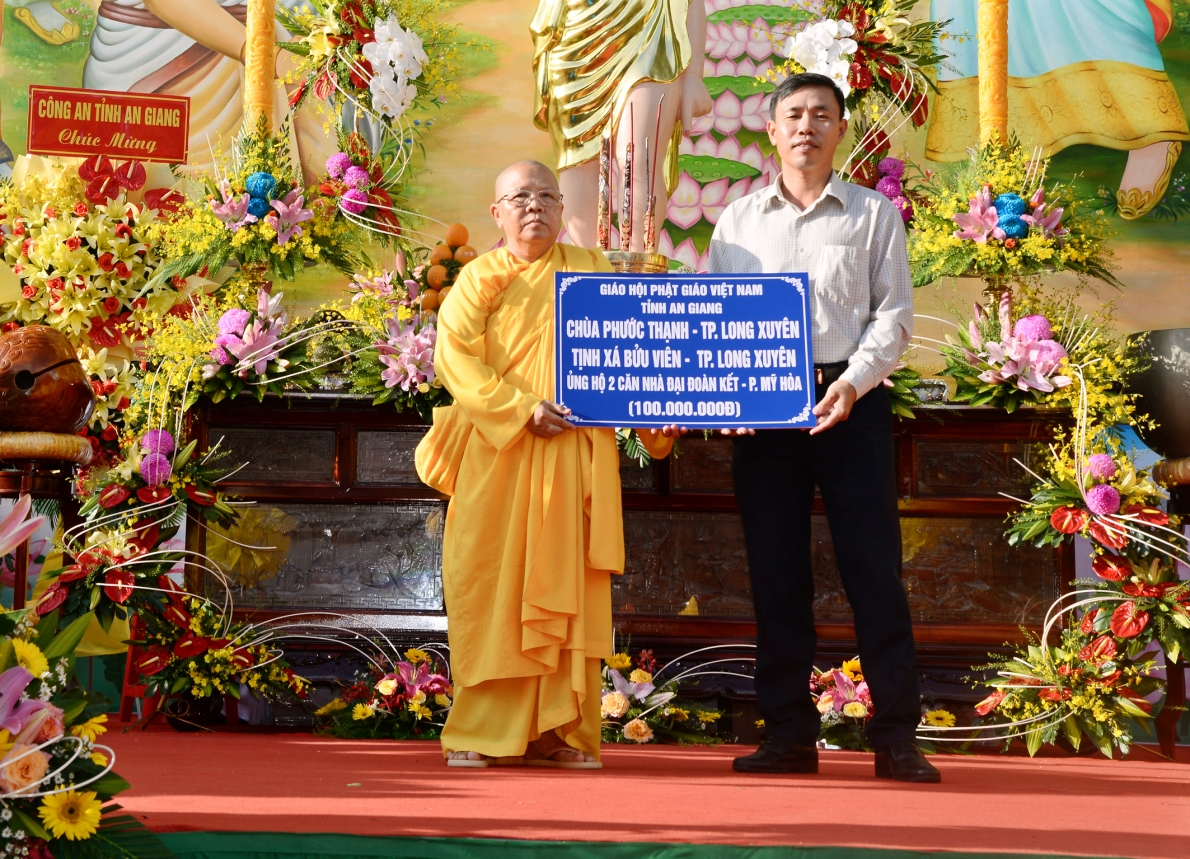 Phát huy tinh thần đạo Phật, chia sẻ khó khăn với người nghèo