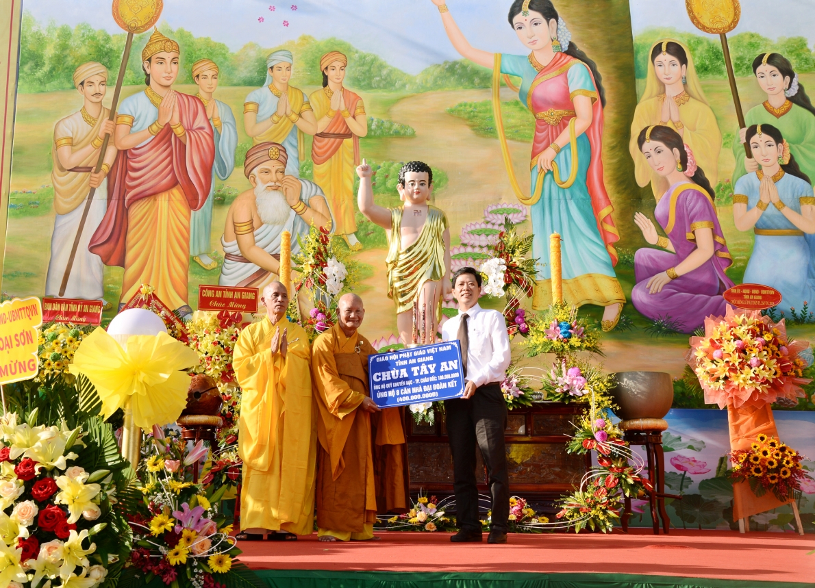 Phát huy tinh thần đạo Phật, chia sẻ khó khăn với người nghèo