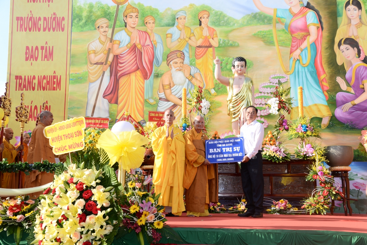 Phát huy tinh thần đạo Phật, chia sẻ khó khăn với người nghèo