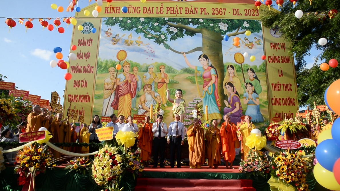 Phát huy tinh thần đạo Phật, chia sẻ khó khăn với người nghèo