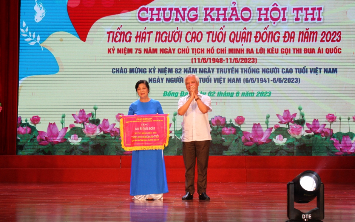 Ông Nguyễn Thế Toàn trao Giải A1 toàn đoàn cho Cụm Văn hóa Kim Liên