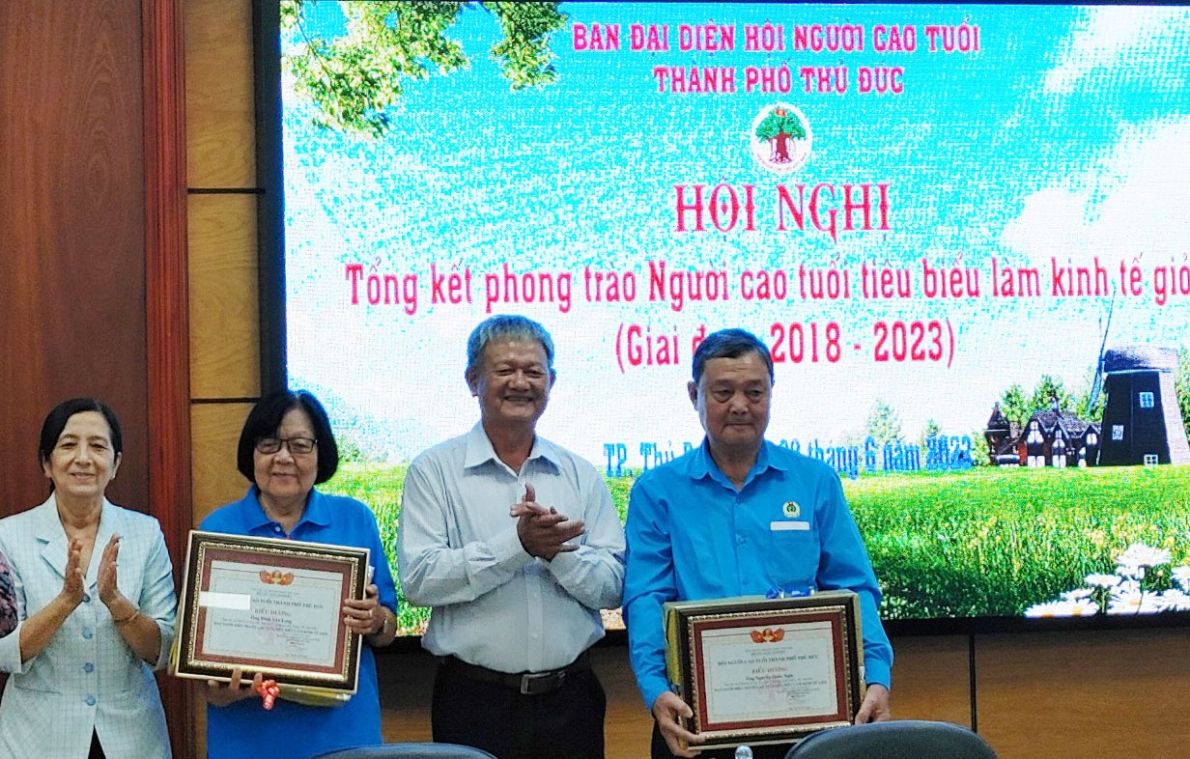 144 NCT tiêu biểu làm kinh tế giỏi được tặng giấy khen 144 NCT tiêu biểu làm kinh tế giỏi được tặng giấy khen