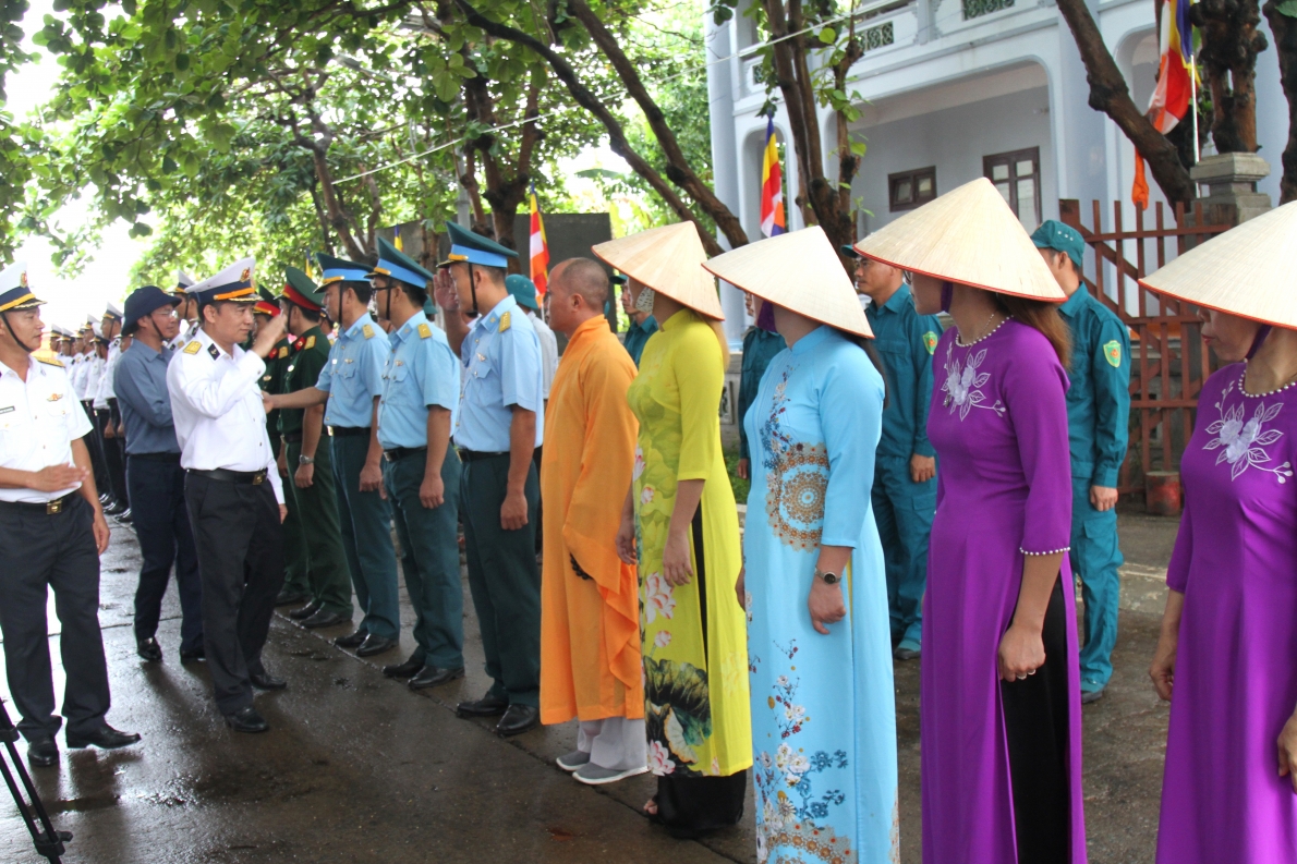 Cán bộ, chiến sĩ và nhân dân thị trấn Trường Sa đón đoàn công tác