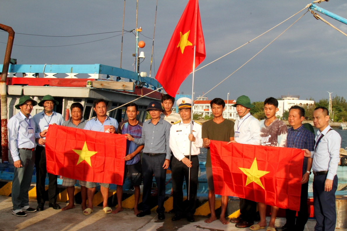 Đoàn công tác số 14 thăm và tặng cờ ngư dân đang ẩn trú tại âu tàu đảo Trường Sa