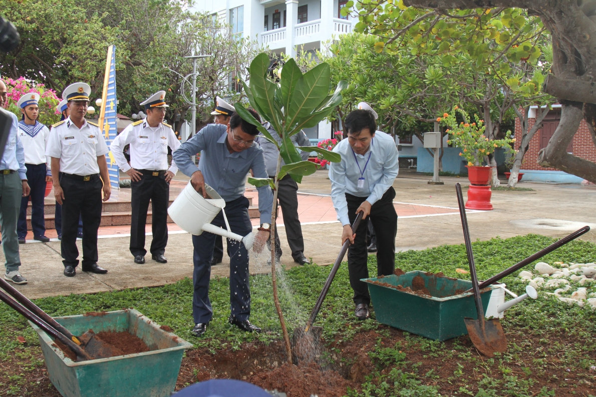Không xa đâu Trường Sa ơi!