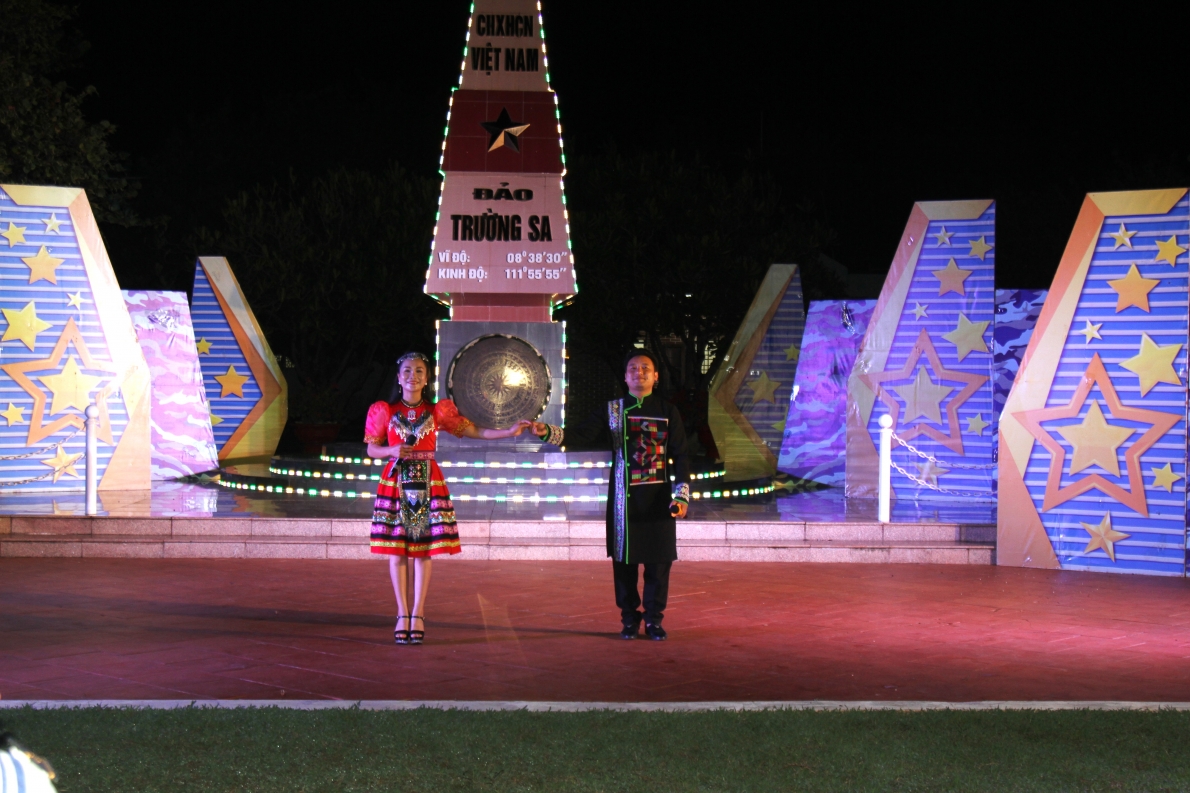 Tiết mục văn nghệ trong đêm giao lưu tại đảo Trường Sa
