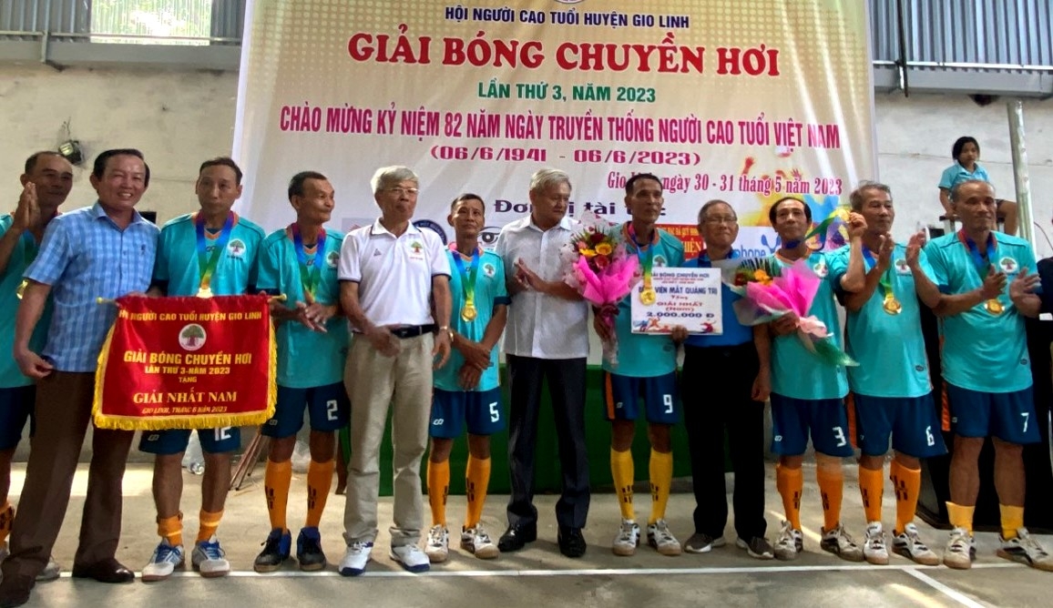 Ban tổ chức trao thưởng cho tập thể xuất sắc tại Giải bóng chuyền hơi NCT huyện Gio Linh, tỉnh Quảng Trị năm 2023