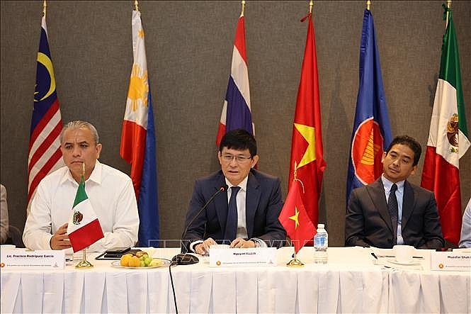 Đại sứ Việt Nam tại Mexico Nguyễn Hoành Năm (giữa) phát biểu tại Diễn đàn doanh nghiệp ASEAN - COLIMA Đại sứ Việt Nam tại Mexico Nguyễn Hoành Năm (giữa) phát biểu tại Diễn đàn doanh nghiệp ASEAN - COLIMA