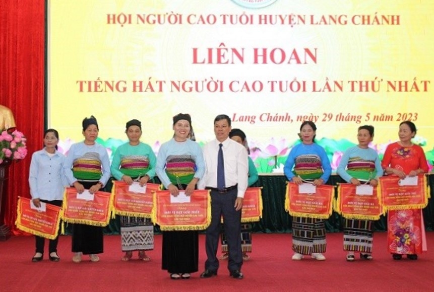 Hội NCT huyện Lang Chánh, tỉnh Thanh Hóa trao giải cho các đơn vị xuất sắc tham gia Liên hoan