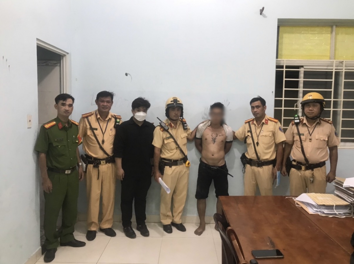 Đội CSGT Bình Triệu hỗ trợ người dân tìm lại xe máy bị  mất trộm