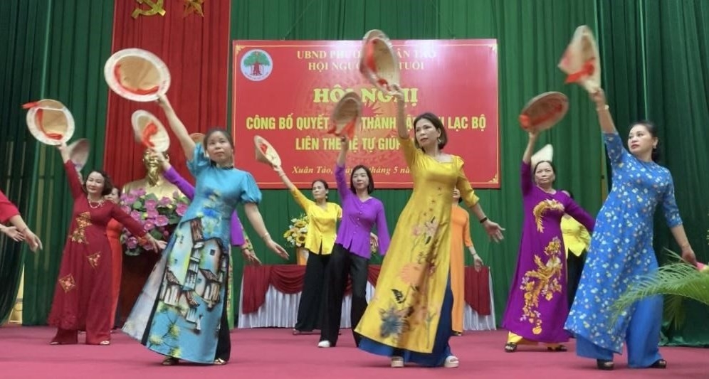 Tiết mục văn nghệ chào mừng ra mắt CLB LTHTGN phường Xuân Tảo, quận Bắc Từ Liêm, TP Hà Nội