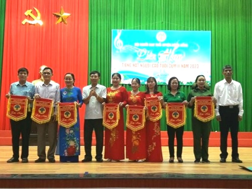 Trao Cờ lưu niệm cho các đoàn tham gia Liên hoan tiếng hát NCT huyện Nông Cống, tỉnh Thanh Hóa năm 2023