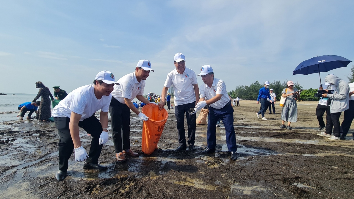 Đoàn công tác Trung ương Hội Người cao tuổi tham gia Tuần lễ Biển và Hải đảo Việt Nam tại Nghệ An