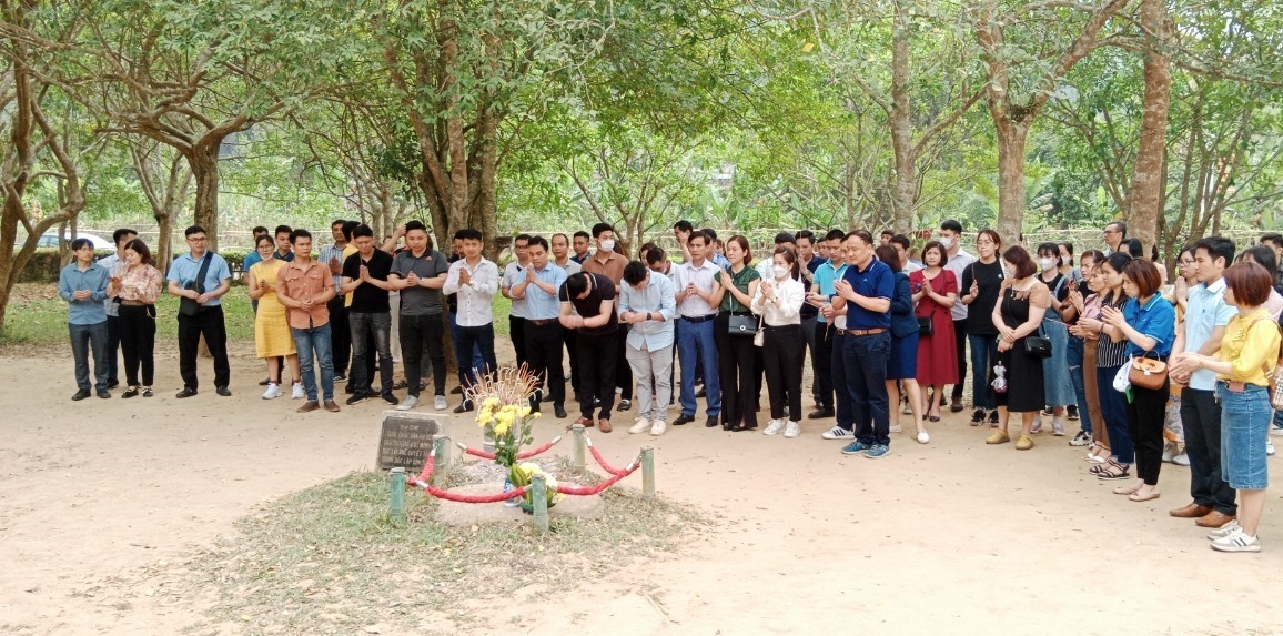 Bài 1: Tự hào đứng trong hàng ngũ của Đảng