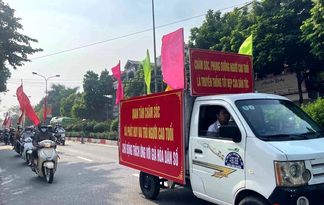 Tuyên truyền lưu động chăm sóc sức khỏe NCT huyện Thạch Thất, TP Hà Nội