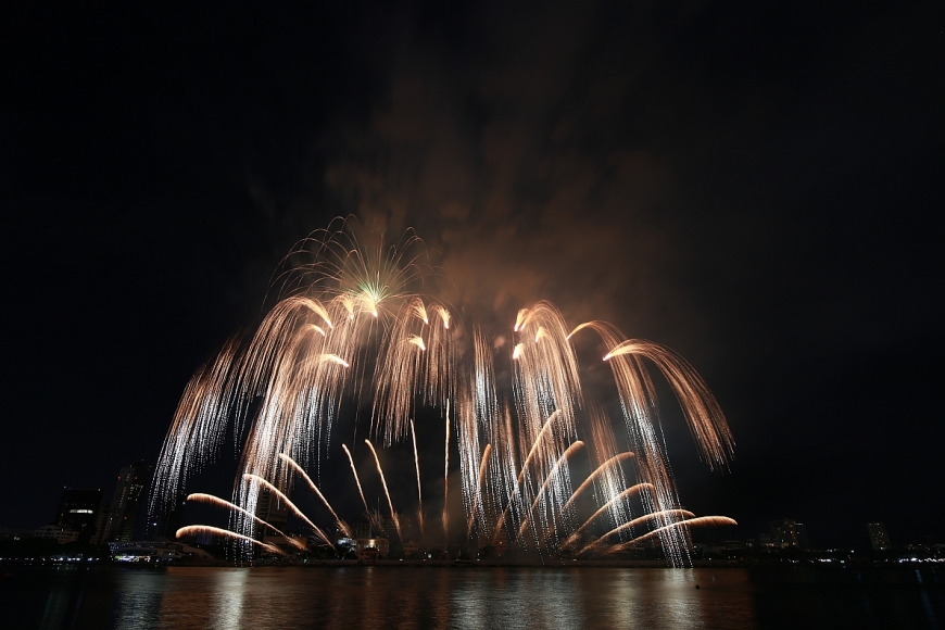 Khán giả mê say với những luồng ánh sáng xếp tầng đa màu của Đội Phần Lan