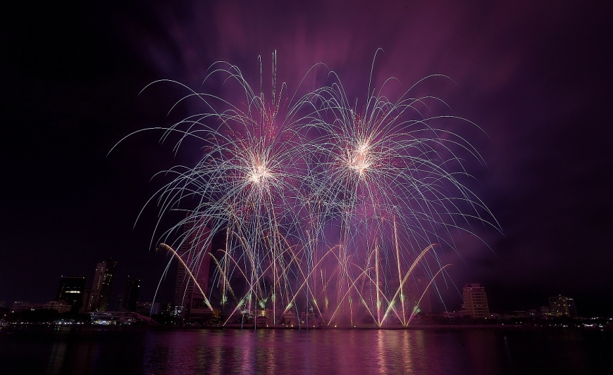 Khán giả mê say với những luồng ánh sáng xếp tầng đa màu của Đội Phần Lan