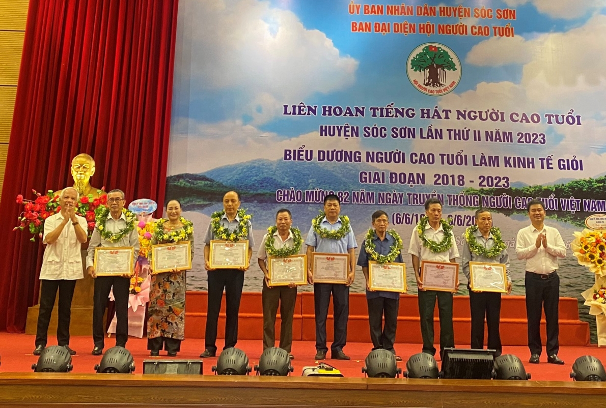 Lãnh đạo Hội NCT thành phố trao thưởng, vinh danh NCT làm kinh tế giỏi huyện Sóc Sơn