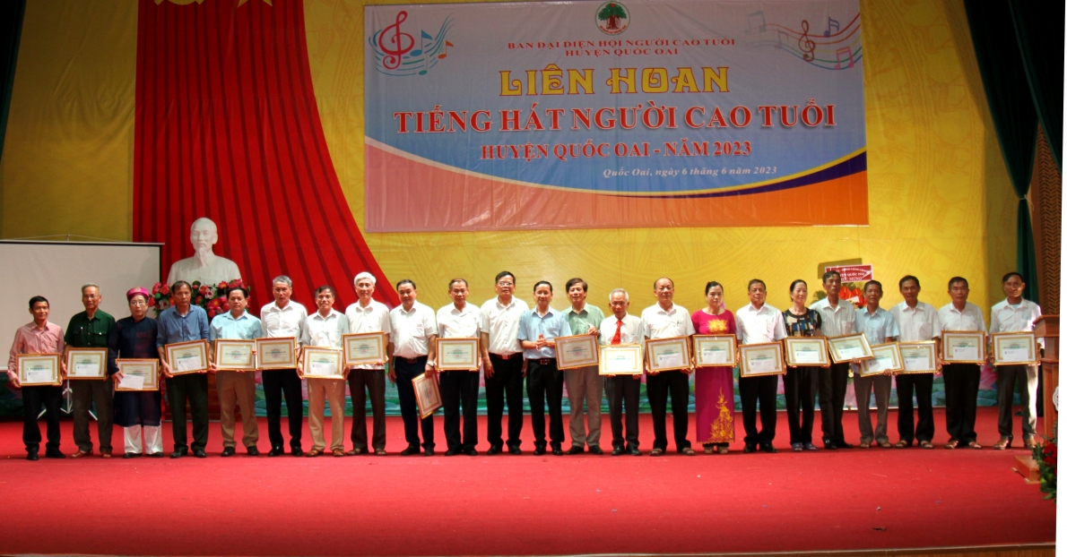 Ban tổ chức trao giải A, giải B cho các đơn vị tham gia Liên hoan