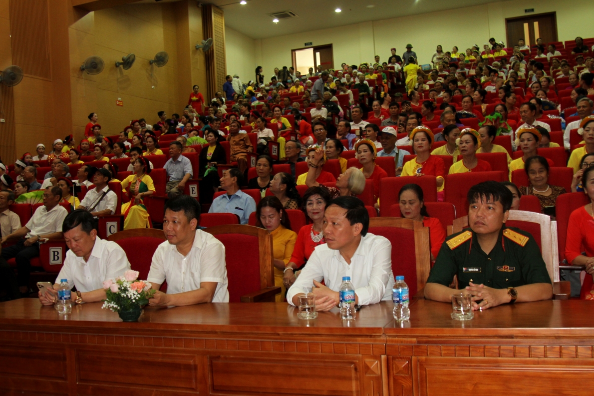 Các đồng chí lãnh đạo và đông đảo NCT huyện Quốc Oai, TP Hà Nội tham dự Liên hoan tiếng hát NCT huyện năm 2023