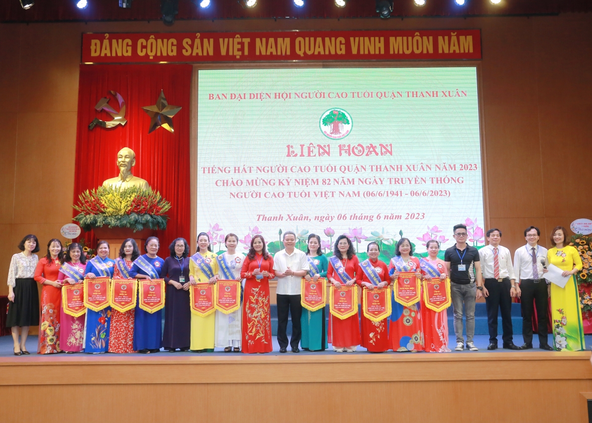 Trao thưởng cho các đơn vị đoạt giải