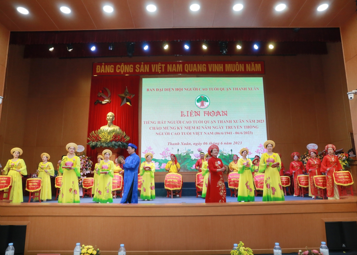 1 Màn trống hội của CLB LTHTGN phường Khương Đình chào mừng Liên hoan