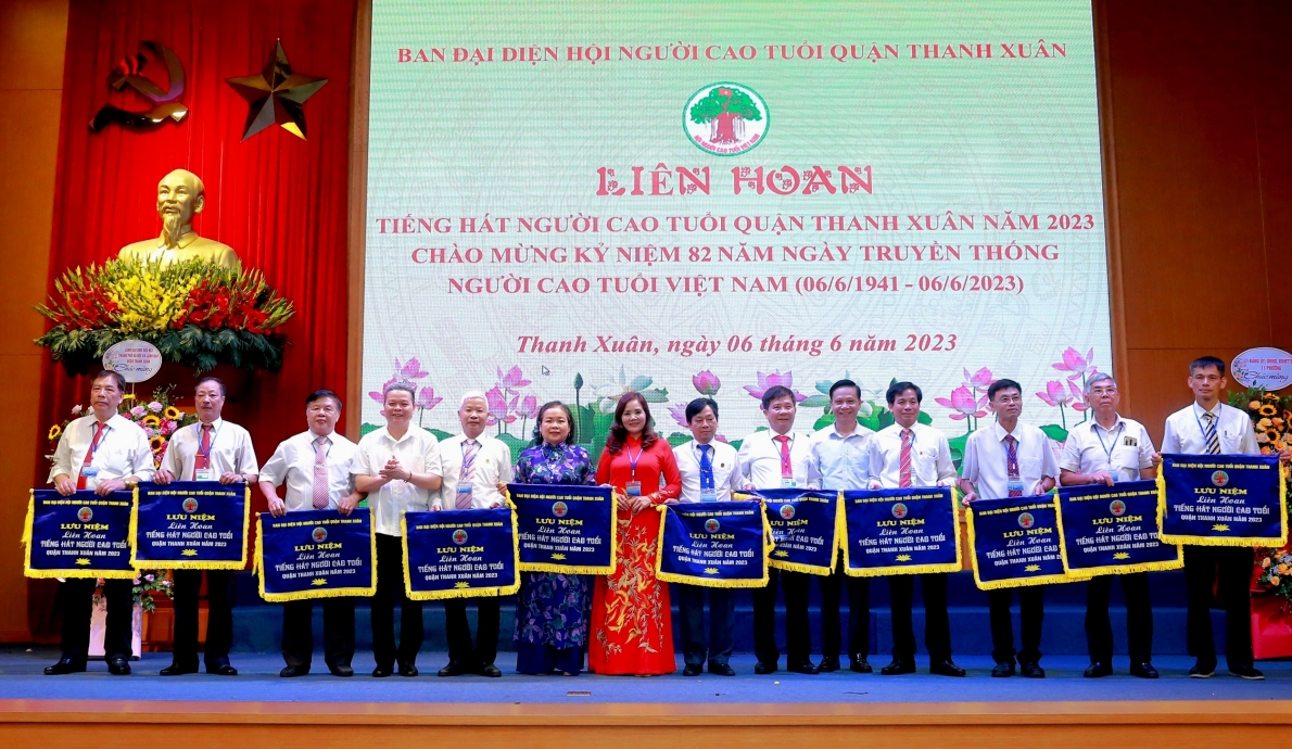 Ban tổ chức trao Cờ lưu niệm cho các đoàn tham gia Liên hoan