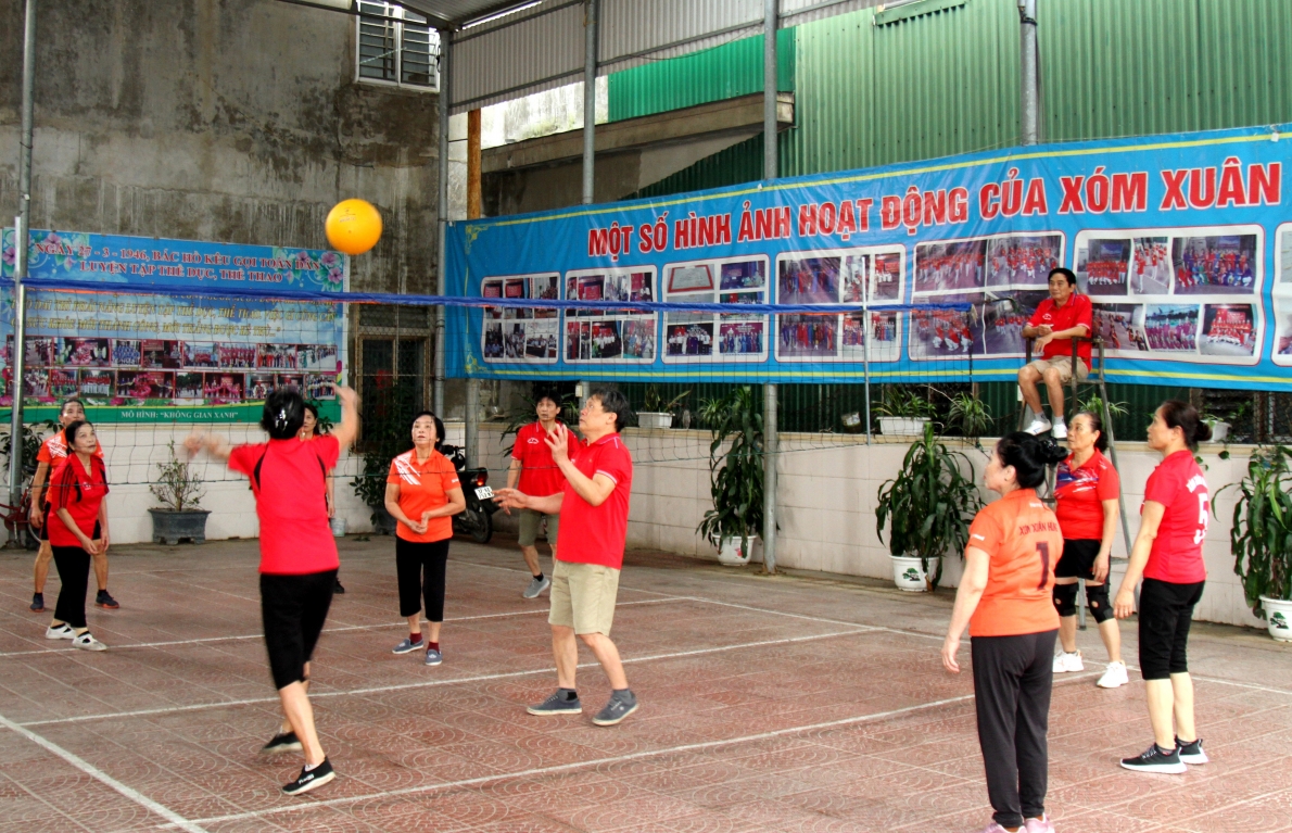 NCT tỉnh Nghệ An say mê luyện tập môn bóng chuyền hơi rèn luyện sức khỏe dẻo dai