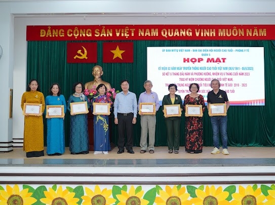 Trao tặng Kỷ niệm chương Vì sự nghiệp chăm sóc và phát huy vai trò NCT Việt Nam cho 26 cá nhân