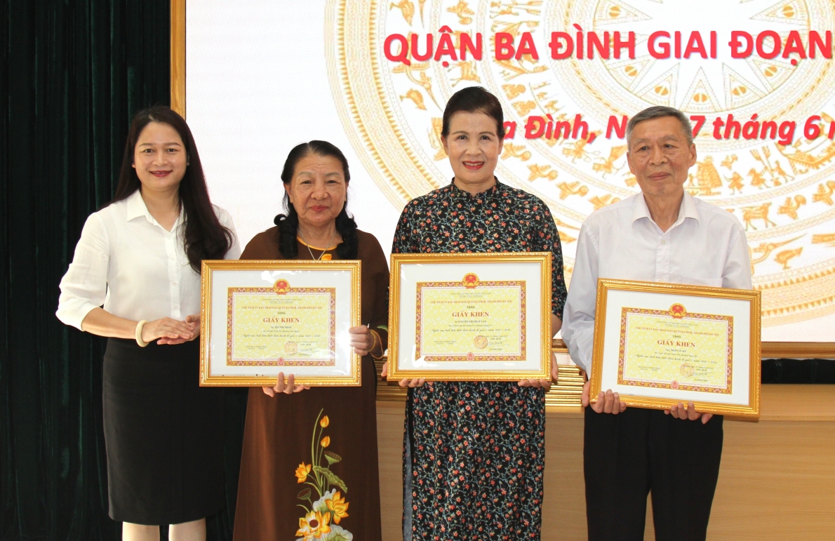 Trao Giấy khen của UBND quận Ba Đình cho các hội viên làm kinh tế giỏi giai đoạn 2018-2023