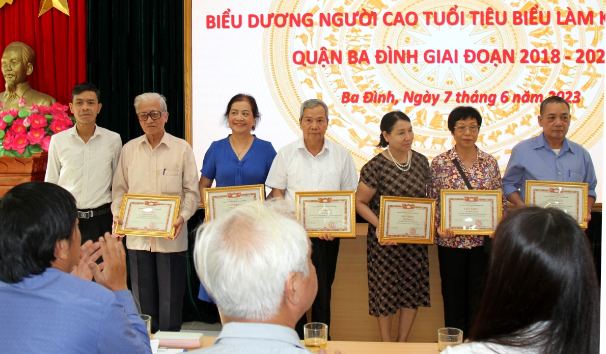 Trao Giấy khen của Ủy ban MTTQ quận Ba Đình cho hội viên NCT làm kinh tế giỏi