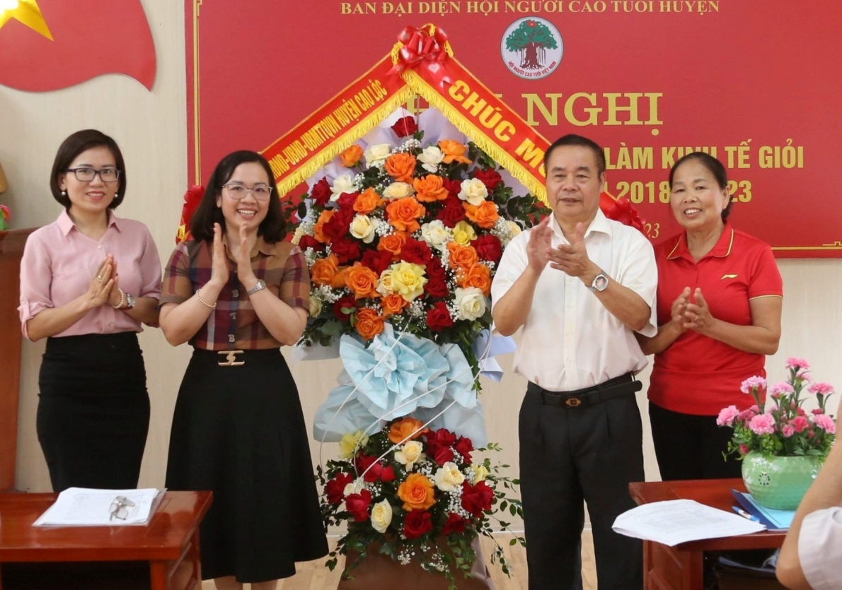 Lãnh đạo huyện Cao Lộc tặng hoa chúc mừng Hội nghị