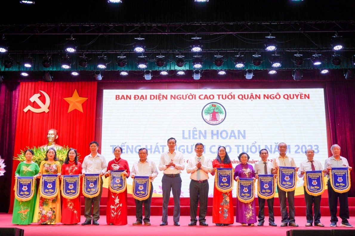 Ban tổ chức trao Cờ lưu niệm cho các đơn vị tham gia liên hoan tiếng hát NCT quận Ngô Quyền, TP Hải Phòng năm 2023