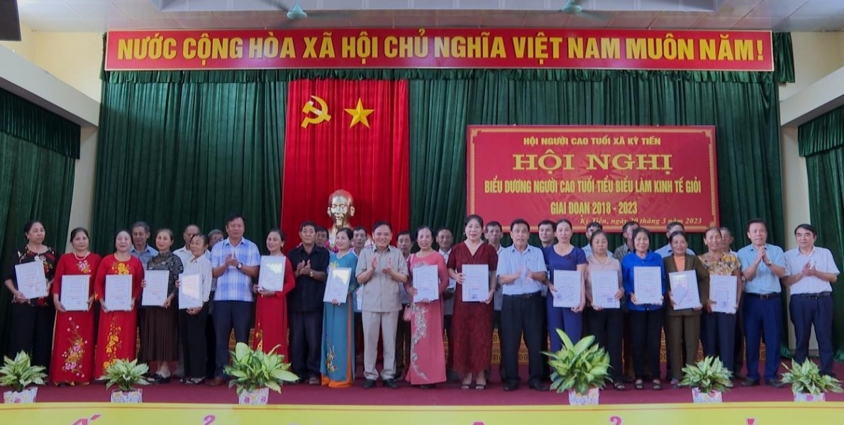 Trao Giấy chứng nhận tôn vinh NCT xã Kỳ Tiến, huyện Kỳ Anh, tỉnh Hà Tĩnh làm kinh tế giỏi giai đoạn 2018-2023