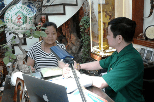 Chị Sinh được Tiến sĩ - Lương y Phùng Tuấn Giang trực tiếp thăm khám