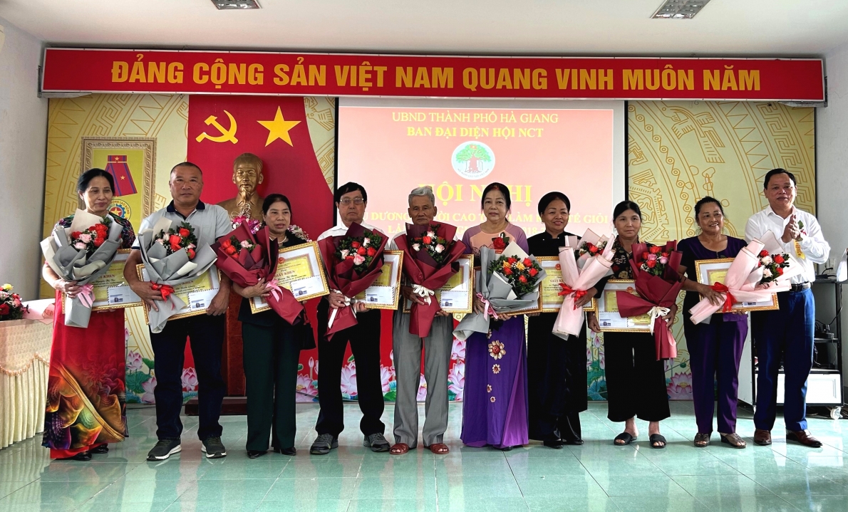 Lãnh đạo UBND thành phố Hà Giang trao Giấy khen vinh danh NCT làm kinh tế giỏi giai đoạn 2018-2023