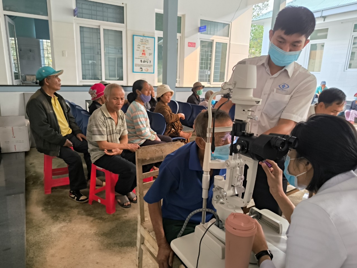 Các bác sĩ Bệnh viện Mắt Quốc tế Sài  Gòn - Gia Lai khám các bệnh về mắt cho NCT huyện Kbang, tỉnh Gia Lai