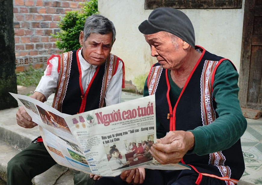 Ồng Hà Văn Đồ và ông Triệu Văn Thanh đọc tạp chí Người Cao Tuổi