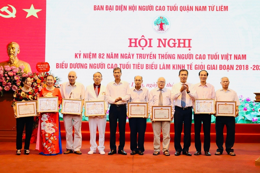 Lãnh đạo Hội NCT TP Hà Nội và quận Nam Từ Liêm trao Giấy khen tôn vinh NCT làm kinh tế giỏi